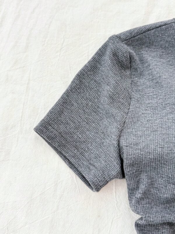 http___img.ltwebstatic.com_v4_j_pi_2026_01_06_48_1767671027f4ee74b003beb338ceef1c82ea923f88 SHEIN Tween Girls' Dark Gray Ribbed Knit Solid Color Star Pattern Ruched Waist Short Sleeve T-Shirt, Suitable For Casual Wear